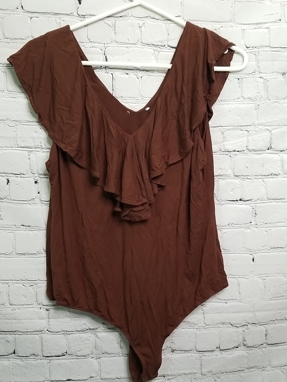 Womens bodysuit size Xlarge w/ruffled Vee Neck front & back EUC